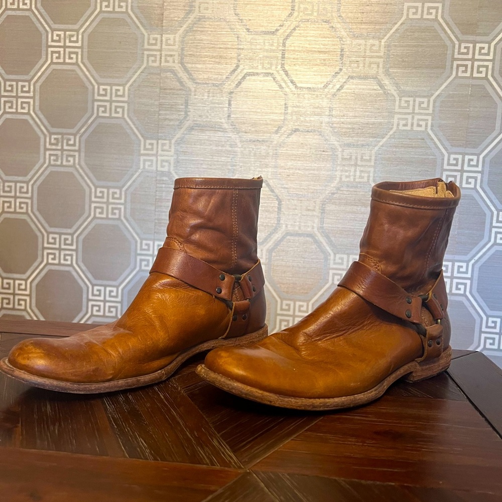 Frye Men’s Phillip Harness US10D Leatherher Cognac Back Zip Ankle Boots 87870